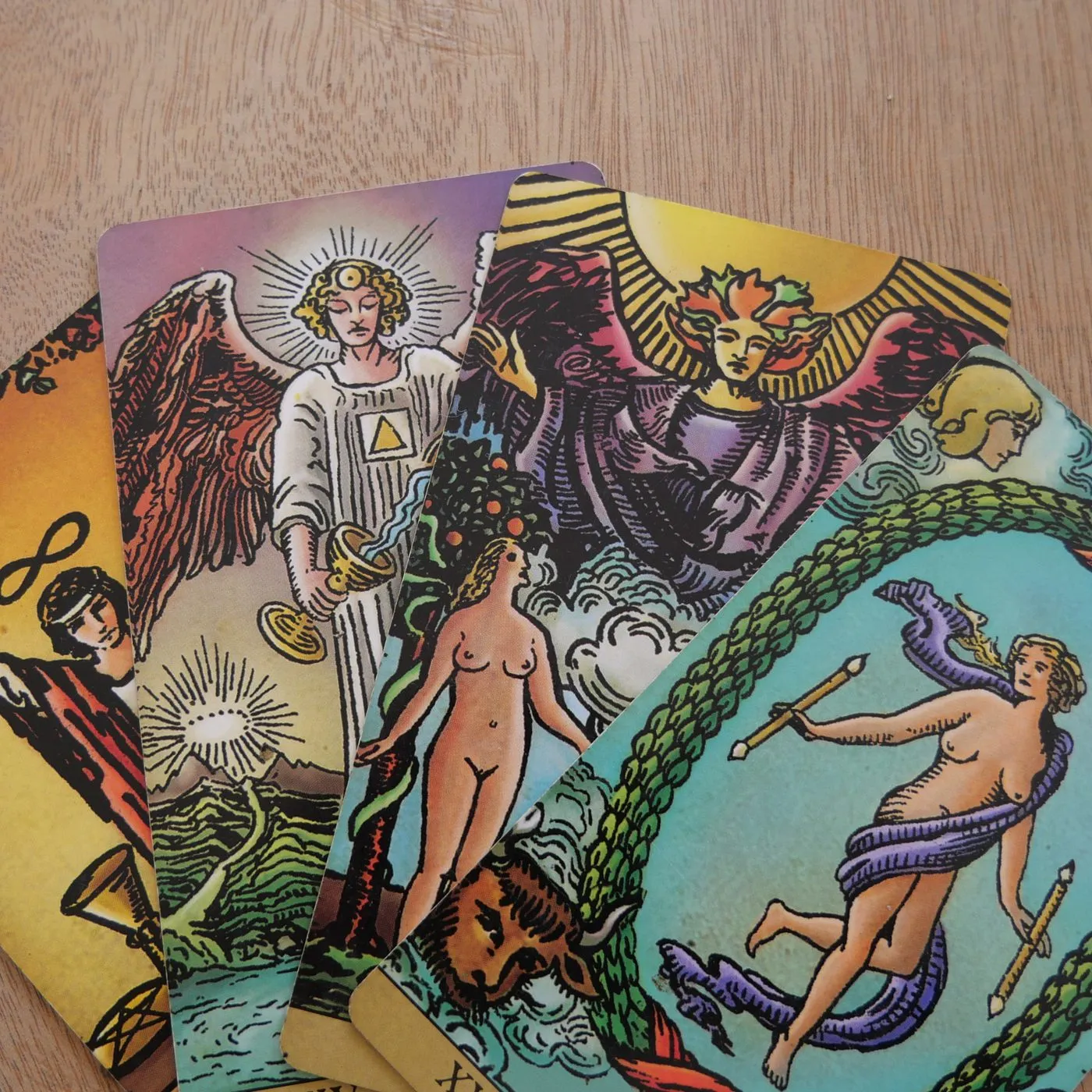Cartas de tarot sobre superficie beige